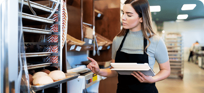 Manager de un restaurante contabilizando el inventario de sus productos
