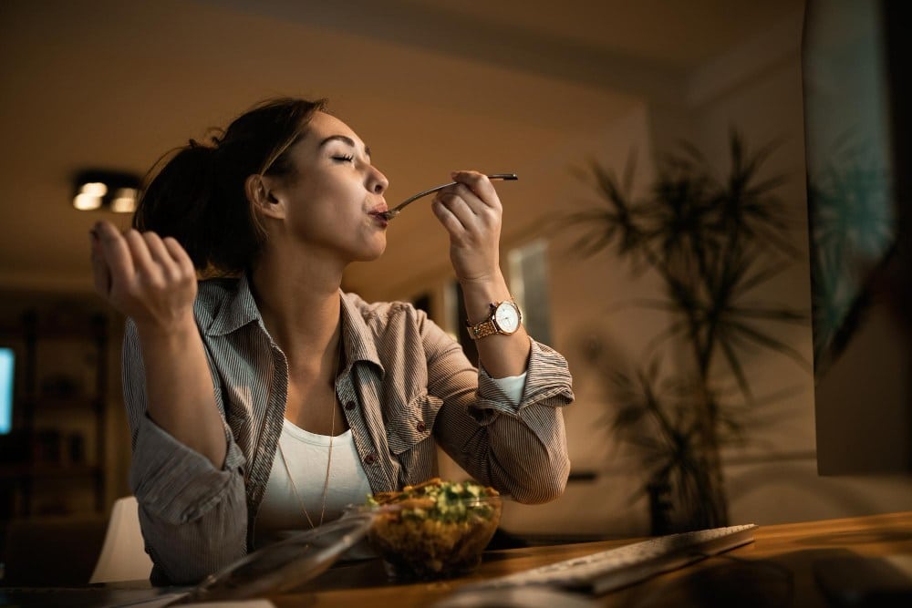 Cliente satisfecho con su pedido de delivery