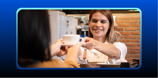 barista entregando um café para cliente depois dela escolher no cardapio cafeterias